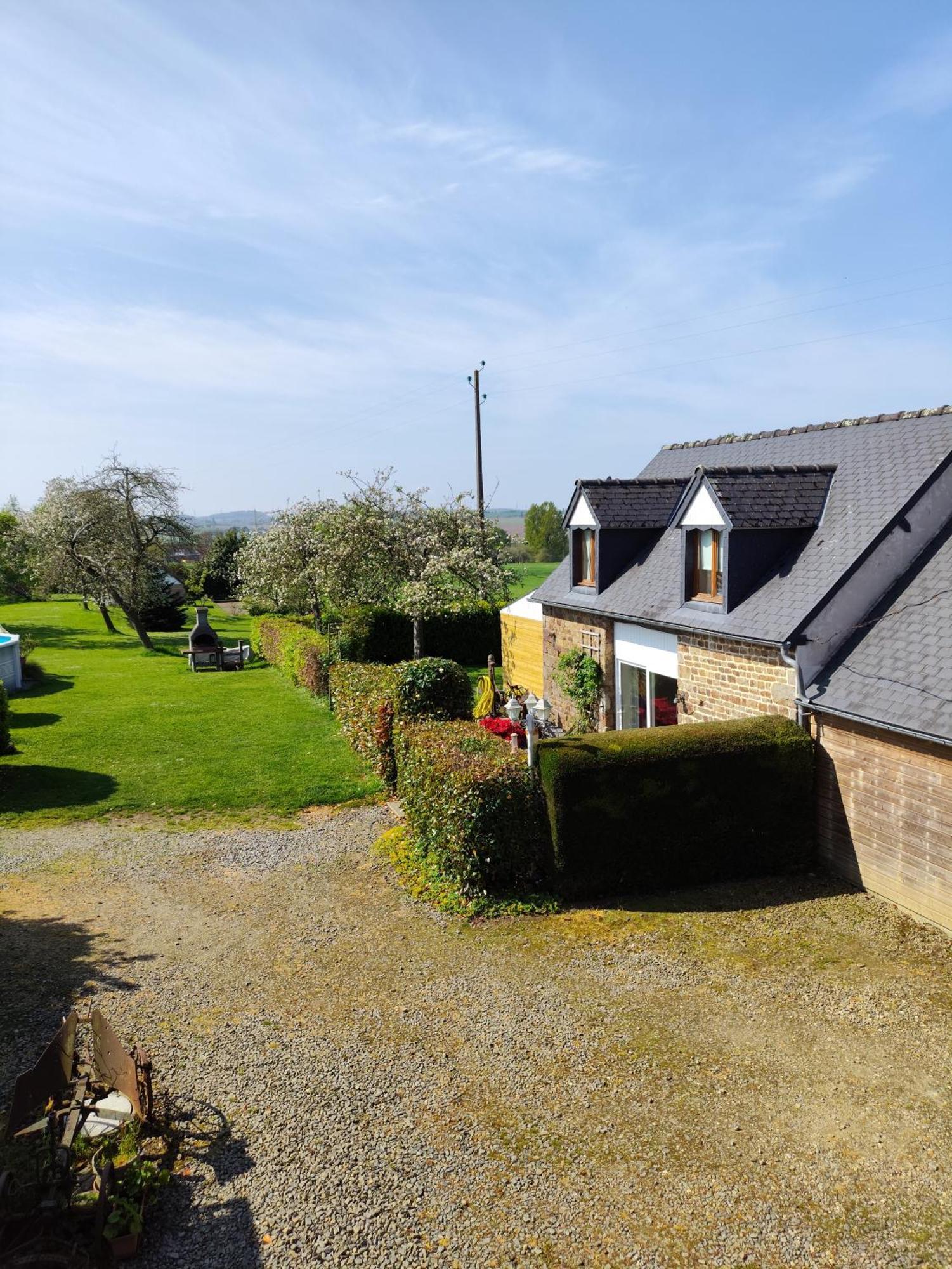 Le Jardin B&B Isigny-le-Buat ภายนอก รูปภาพ